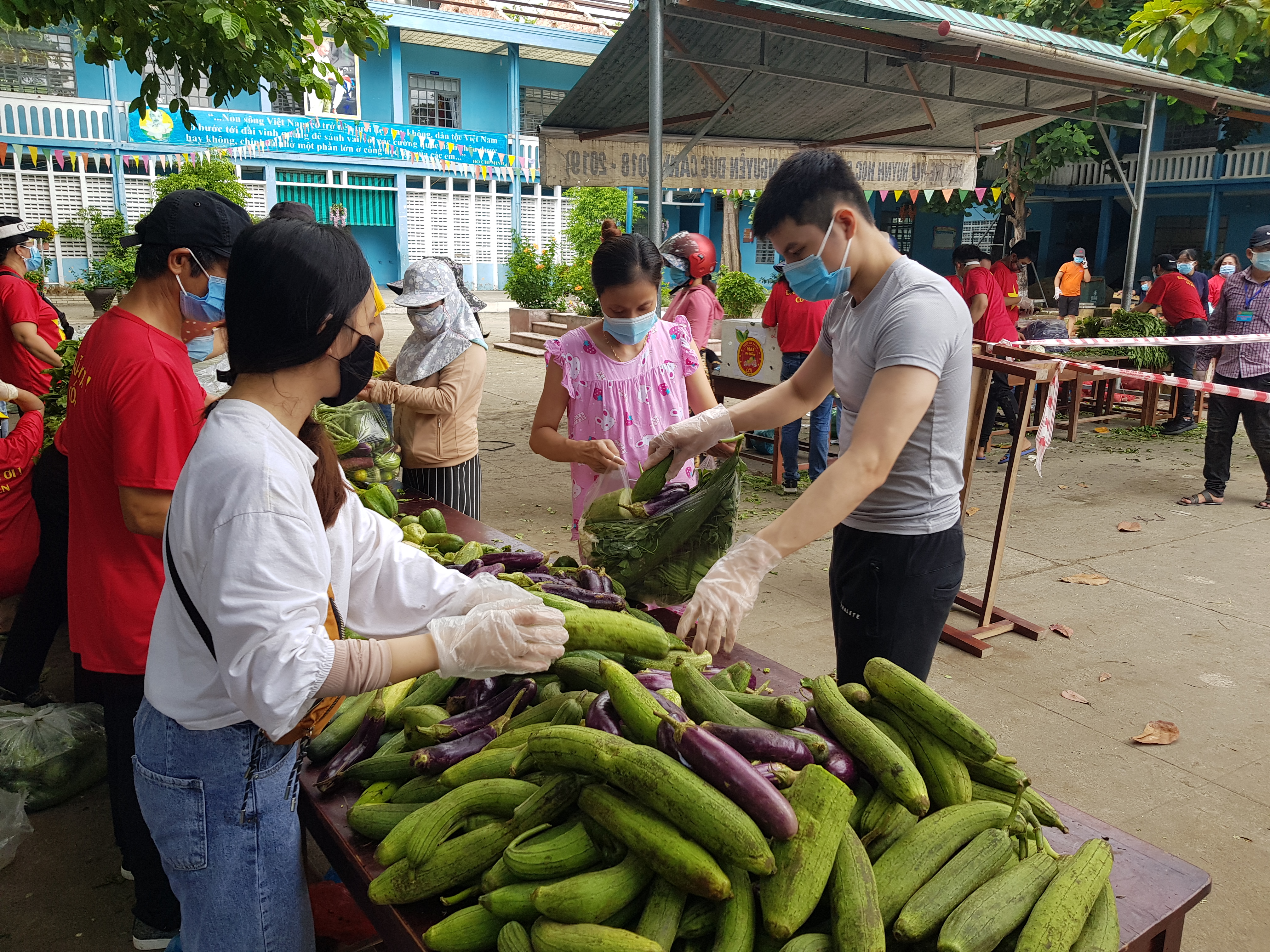 Ấm áp phiên chợ “0 đồng”